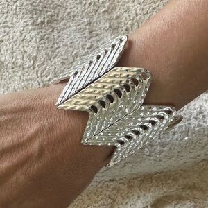 Stretchy Silver Chevron Style Bracelet, Great Condition